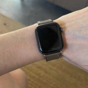 Apple Watch SE (GPS) 40mm Space Gray Aluminum Case - Space Gray - (2020)
